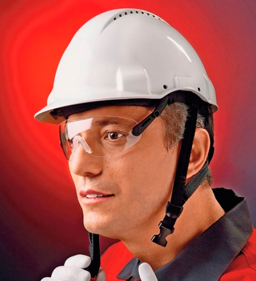 Каска не должна мешать рабочему использовать другие СИЗ: очки, респираторы и пр.